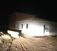 Installation de la charpente. Désolée pour la photo nocturne, je n'ai pas mieux...