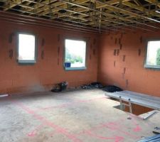 Installation des rails de placo au plafond de l'étage