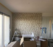 Petit plaisir de décoration: quelques pierres collées. C'est la même technique que la faïence.