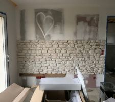 Petit plaisir de décoration: quelques pierres collées. C'est la même technique que la faïence.