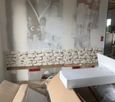 Petit plaisir de décoration: quelques pierres collées. C'est la même technique que la faïence.