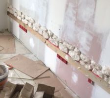 Petit plaisir de décoration: quelques pierres collées. C'est la même technique que la faïence.