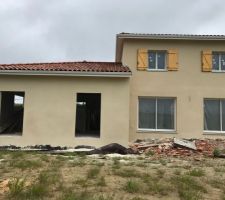 Et hop! un petit coup d'enduit et déjà elle ressemble plus à une maison qu'à un chantier!