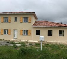 Et hop! un petit coup d'enduit et déjà elle ressemble plus à une maison qu'à un chantier!