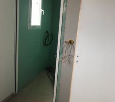 Y a un peu de tout sur cette photo: Elle illustre la coordination qu'il a fallu avoir avec le plaquiste pour passer les réseaux.