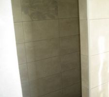 Salle de bain chambre parentale :douche à l'italienne avec sol en mosaique et fresque murale