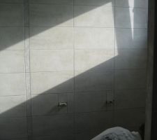 Salle de bain chambre parentale :mur où vont être posées le meuble vasque et la colonne