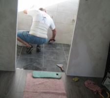 Salle de bain chambre parentale :finition carrelage du sol (vue depuis la chambre et partie du dressing)