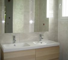Salle de bain chambre parentale :meubles vasques pos&eacute;s et armoires de toilettes miroir aussi(au dessus du carrelage j'ai fait une peinture sabl&eacute;e naturelle)