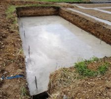Fond de la piscine coulé