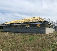 Facade arrière avec toutes les fenêtres des chambres et sub