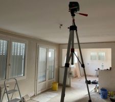 Mise a niveau au laser pour le faux plafond tout autour