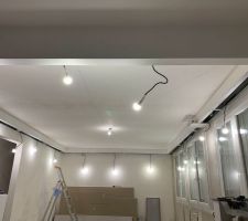 Les futurs spots sont fonctionnels, on va pouvoir refermer le tout. vous serez un petit plafond de test sur la droite de cette photo