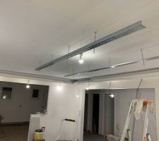 Cette étape est cruciale...

Voici le support du miroir infini qui fera 200cm x 80cm. 
Attention, ce support, tenu par des tiges filetés, sera décorelé du coffrage centrale.

Le miroir ne sera posé que sur 2,5 cm de cornière de chacune de leur coté. Ainsi, nous verrons que 75cm de miroir en partie visible sur la largeur et 195cm dans sa longueur en visible.

De meme, le point de forage des tiges filetés dans le plafond est légèrement écarté volontairement. Car il nous faudra un peu d'espace (ca se joue au minimètre prêt) afin d'introduire le miroir (qui sera donc introduit en biais grace a ce fameux pythagore).