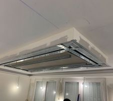Etape très importante permettant de voir la structure finale.

Nous avons réussi a introduire le miroir avec les cornières deja installées.

Attention, le bas des cornières n'est pas au meme niveau que le bas du coffrage, il est moins bas de 1cm. 
En effet, il faut compter les boulons en bas des tiges filletes en plus (pour ne pas que les cornières se barrent, ce qui sera catastrophique).

Je pourrais vous donner toutes les cotes si vous le désirez