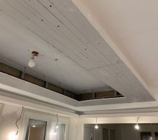 On referme le tout.

Le haut du ba13 du faux plafond, s'arrête juste en dessous des tiges filetés coupées supportant les cornières