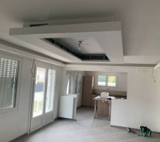 Coffrage maquillé.

Attention, il y a moins de longueur de faux plafond sur un cote (celui vers vous sur la photo) car nous aurons un système de trappe.

Sans cette trappe (qui viendra ultérieurement), il serait impossible d'introduite le miroir infini.

En effet, comme dit précédemment, l'ouverture de coffrage est de 195cm en longueur et 75cm en largeur. Sans une ouverture plus grande d'un coté, il nous est techniquement impossible d'introduire un miroir de 200cm x 80cm, a moins d'être un magicien :-)