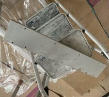 La fameuse trappe.

Elle fait 75cm de longueur et 14cm de largeur. Juste de quoi nous permettre d'introduite le miroir et plus tard, accéder au câblage du miroir infini et des leds constituant l'éclairage du coffrage