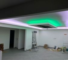 Pose des leds sur le contour et le coffrage central.

Contour: 
25m de leds RGBW (blanc froid) avec un amplificateur tout les 5m pour garder une lumière constante.

Coffrage:
7m de leds RGBWW (blanc chaud)