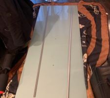 Place à ce fameux miroir infini.

On commence par renforcer ce dernier car rappelons-le, il sera suspendu avec seulement 2,5cm d'appuie sur les côtés.

Mais le renfort ici est plus pour ne pas qu'il se casse en longueur lors de sa manipulation