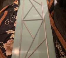 Renfort fait avec des tiges en aluminium, même tiges sui servions pour les formes géométriques et le support des leds autour du miroir.

Ca vous rappel quelque chose cet dessin ? ....