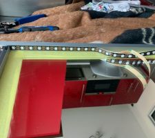Installation des leds.

Il s'agit des leds WS2812 controlables indépendamment. Du coup, vous verrez pas sur des photos, mais on peut vraiment faire des animations sympats et meme y faire de la programmation (avec un arduino).

La bande de leds a été choisie en noire pour amplifier l'effet de profondeur