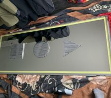 On pose un film miroir sur les figures, pour cacher les cables électriques.

C'est pas nécessaire, mais ça fait plus propre