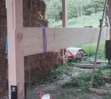 Pose de la premi&egrave;re poutre lamell&eacute;e-coll&eacute;e