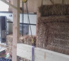 Pose de la premi&egrave;re poutre lamell&eacute;e-coll&eacute;e, avec un palan 1 tonne emprunt&eacute;