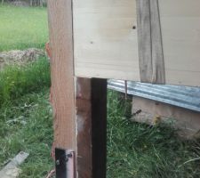 Pose de la premi&egrave;re poutre lamell&eacute;e-coll&eacute;e : cot&eacute; "ext&eacute;rieur", pos&eacute; sur une "b&eacute;quille", reposant sur le bord de la platine du pieu