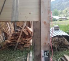 Pose de la premi&egrave;re poutre lamell&eacute;e-coll&eacute;e : cot&eacute; "ext&eacute;rieur", pos&eacute; sur une "b&eacute;quille", reposant sur le bord de la platine du pieu