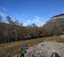 C'est ici. 730 m&egrave;tres d'altitude, Chamb&eacute;ry est dans le dos. En face, c'est le Sire.