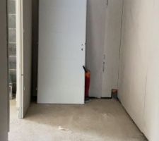 Pose des cloisons intérieures: Cellier