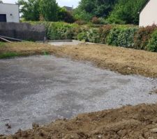 On poursuit les travaux extérieur, étalement de cailloux pour accueillir la future terrasse