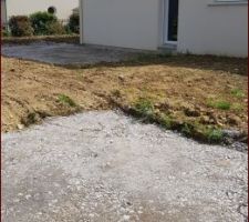 On poursuit les travaux extérieur, étalement de cailloux pour accueillir la future dalle béton pour l'abris de jardin et terrasse