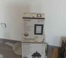 Futur applique extérieure, aux nombre de six.