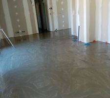 Coulage de la chape liquide
