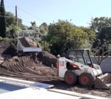 Terre végétale en cours de mise en place