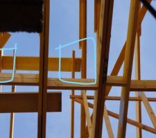 Planche de renfort au dessus des chevêtres, pas coupée à la bonne dimension, c'est du détail mais cela fait pas très serieux.