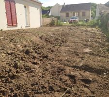 Terrasse arrière et jardin en pente