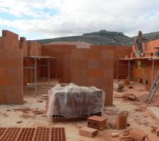 A gauche, le hall d'entrée
A droite, la cuisine