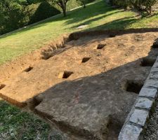 Fin du terrassement et positionnement des trous pour les plots beton