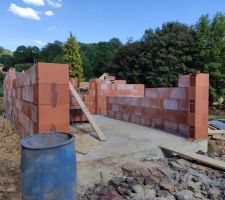 Élévation des murs depuis l'ouest, vue sur le futur garage