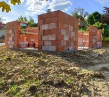 Élévation des murs, vue sur les deux grandes baies vitrées du futur salon/salle à manger