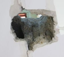 Trou dans le plafond de la cuisine, afin de faire passer une gaine VMC. Il traverse malencontreusement une poutrelle.