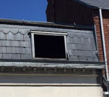 Remplacement de deux fenêtres de toit sur solives en bois ...
Première étape ... Démontage de l'ancien châssis et modification de la dimension du tableau ...
