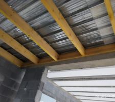 De dessous: couverture toit plat du couvreur vs poutrelles plafond du maçon