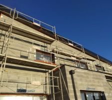 L'enduit va commencer. Blanc de la c&ocirc;te avec des touches d'&eacute;tretat.