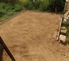 La future terrasse arrière à la faveur de l'étalement des terres et de la plaque vibrante