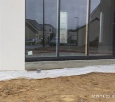 On installe nous-mêmes une bâche pour protéger l'enduit du bas du mur des projections de terre lorsqu'il pleut